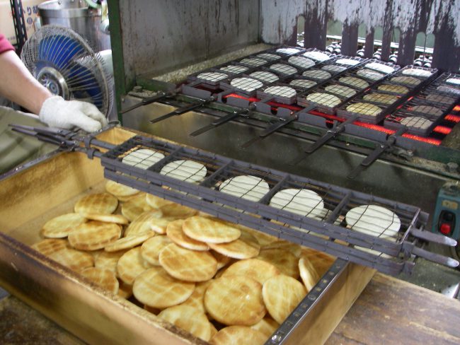 お煎餅の具体的な作り方 商品について 老舗煎餅店 みなとや 海外旅行者向ページ